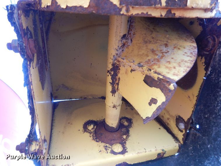 image for item DH0139 1974 New Holland 357  feed mixer