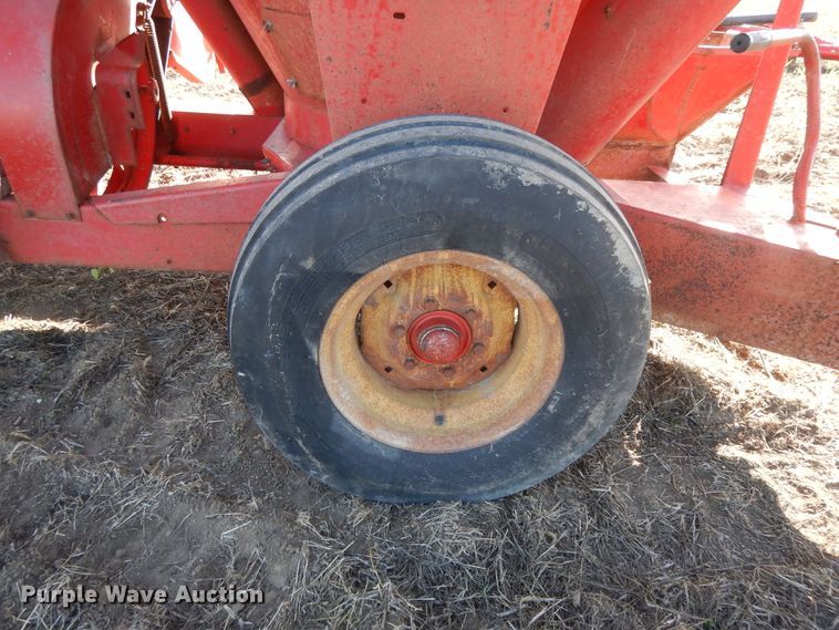 image for item DH0139 1974 New Holland 357  feed mixer