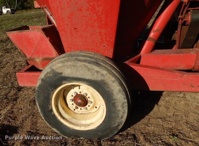 image for item DH0139 1974 New Holland 357  feed mixer