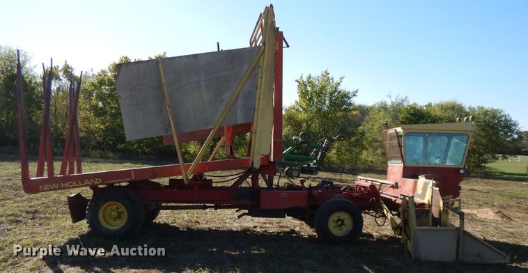 image for item DH0146 1974 New Holland Stackliner 1049 bale stacker
