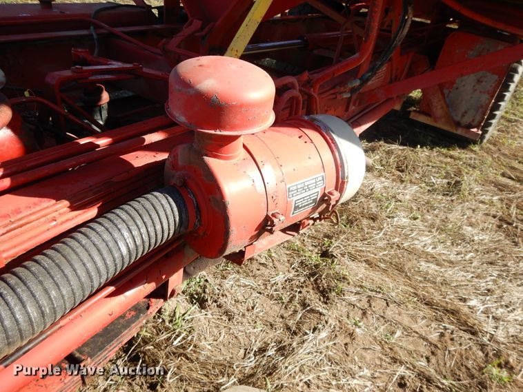 image for item DH0146 1974 New Holland Stackliner 1049 bale stacker