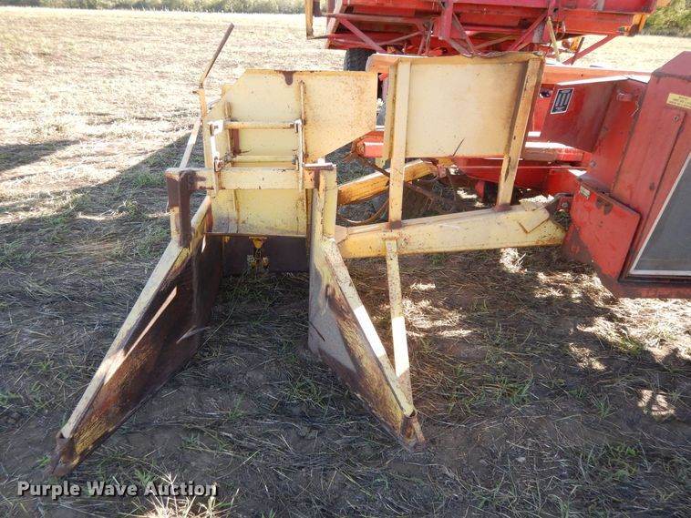 image for item DH0146 1974 New Holland Stackliner 1049 bale stacker