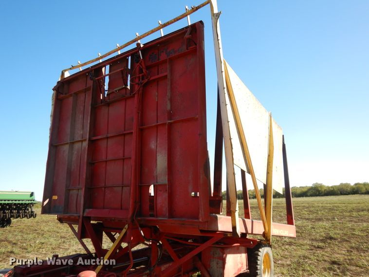 image for item DH0146 1974 New Holland Stackliner 1049 bale stacker