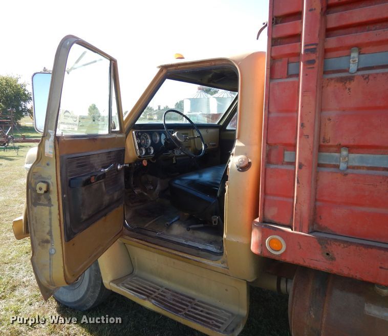 image for item DH0148 1972 GMC 5500  grain truck