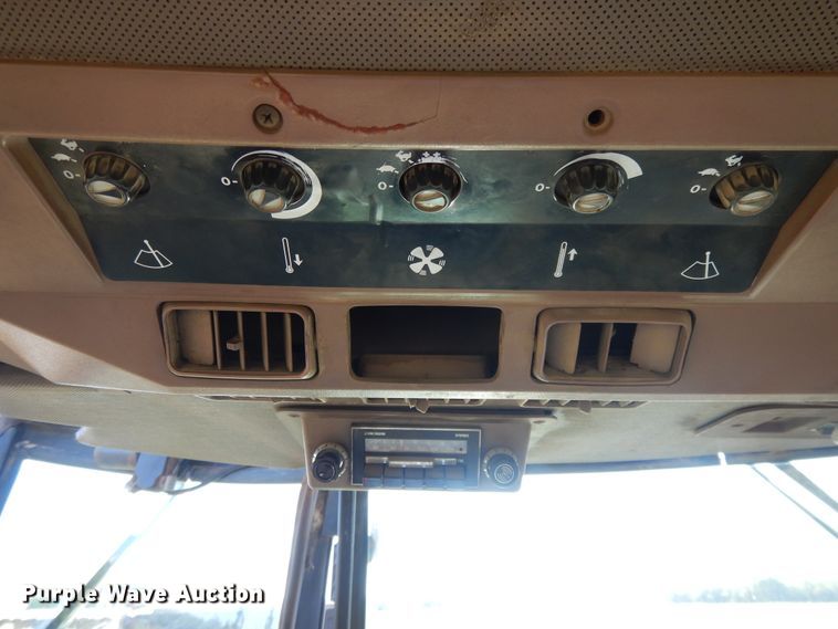 image for item DH0151 1982 John Deere 8650  4WD tractor