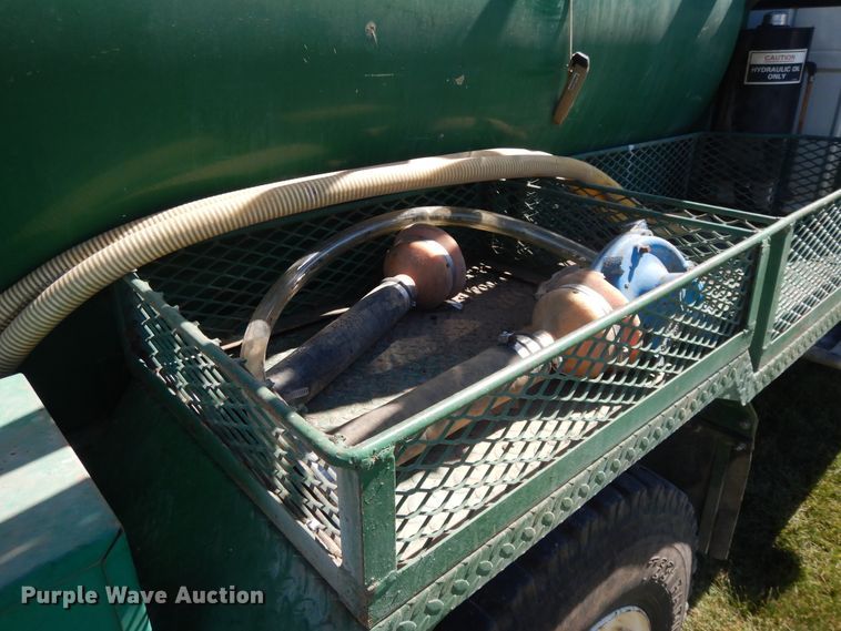 image for item DH0161 1999 Ford F350 Super Duty applicator truck