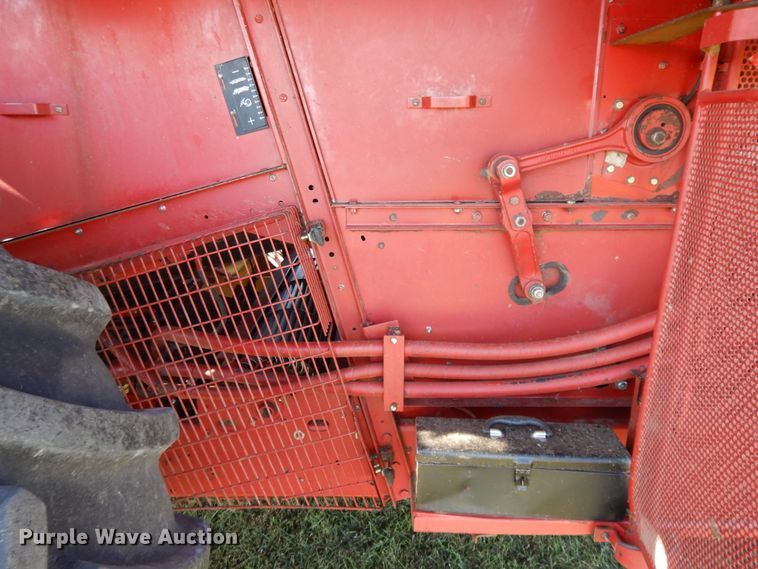image for item DH0164 1998 Case IH 2388 combine