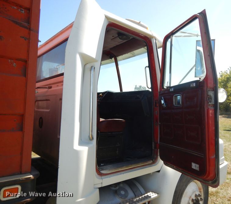 image for item DH0167 1990 Volvo  grain truck