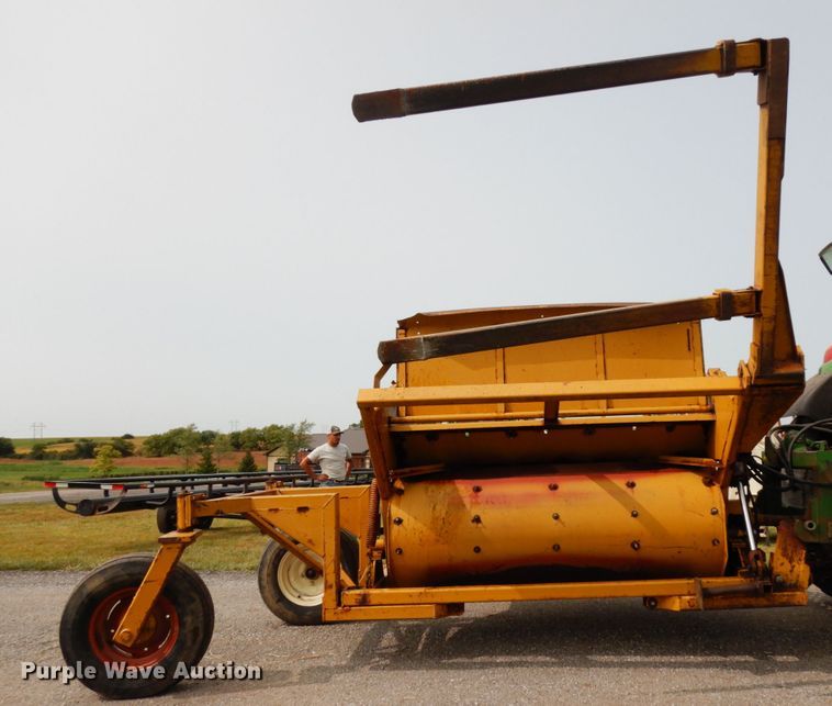 image for item DH6628 HayBuster 256 bale processor