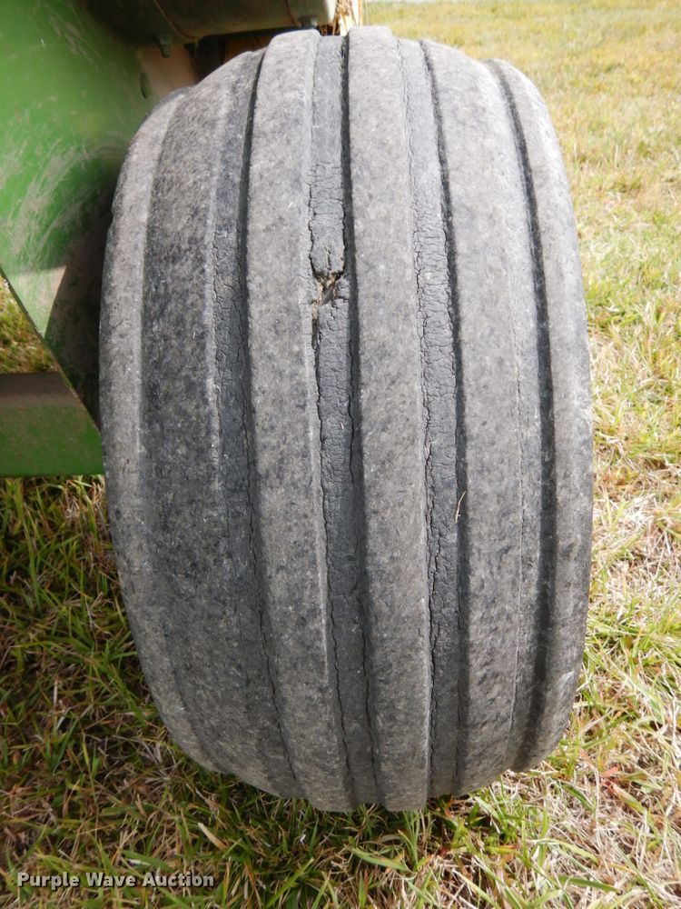 image for item DH6629 John Deere 336  small square baler