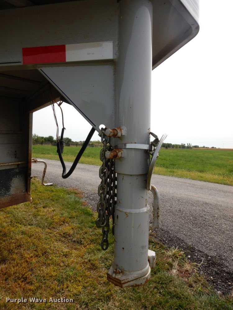 image for item DH6633 2001 Titan Classic livestock trailer