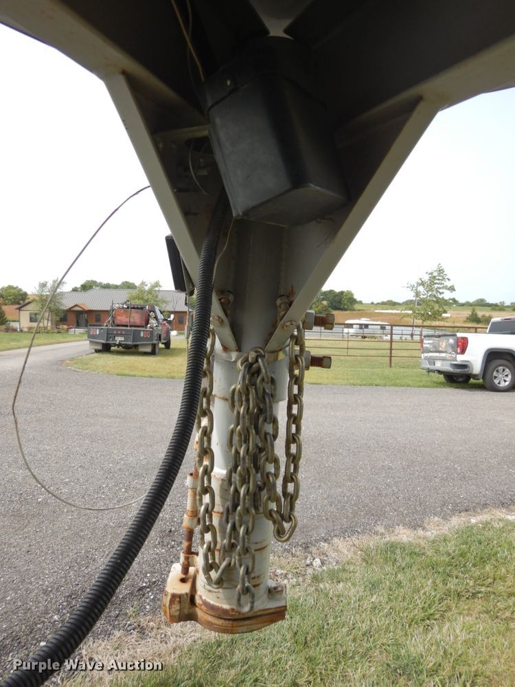 image for item DH6633 2001 Titan Classic livestock trailer