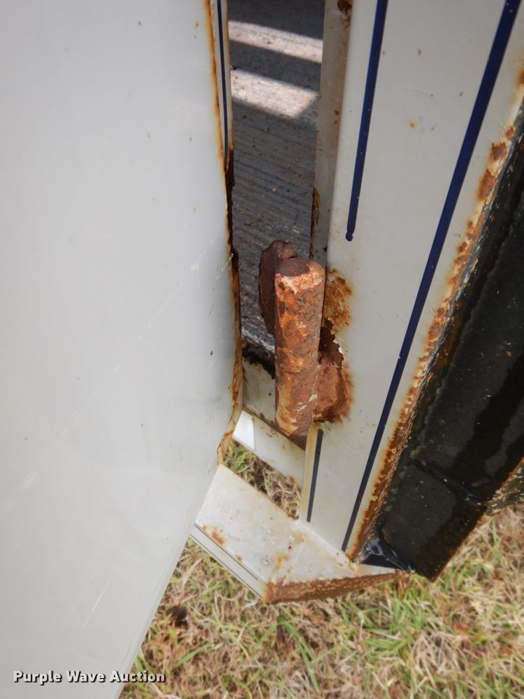 image for item DH6633 2001 Titan Classic livestock trailer