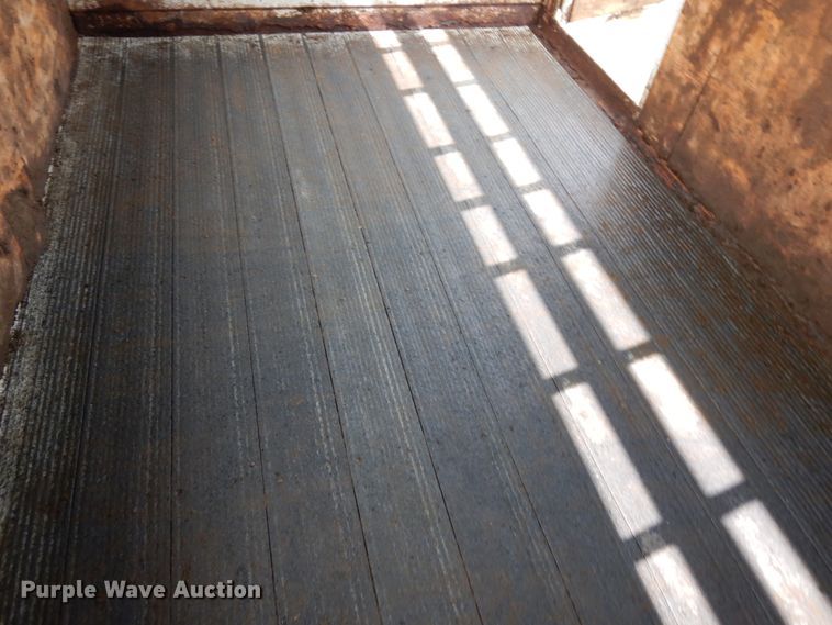 image for item DH6633 2001 Titan Classic livestock trailer