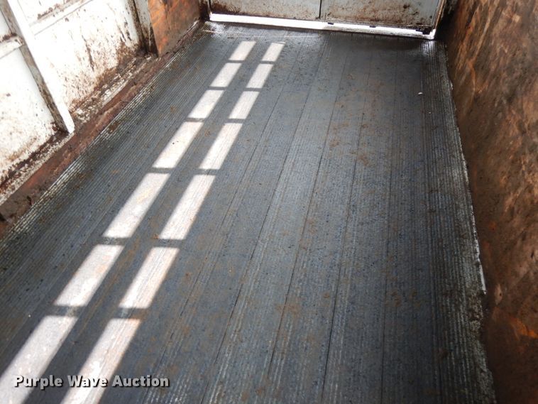 image for item DH6633 2001 Titan Classic livestock trailer