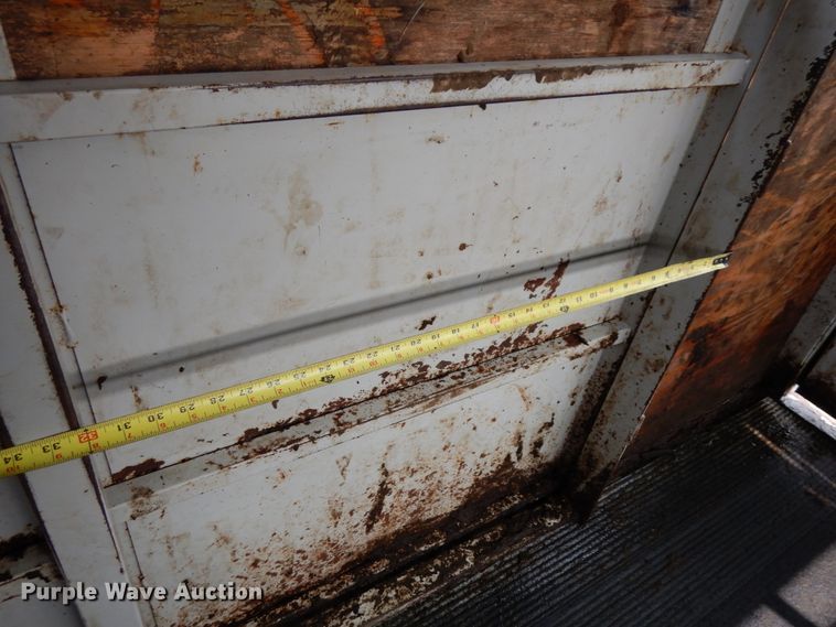 image for item DH6633 2001 Titan Classic livestock trailer