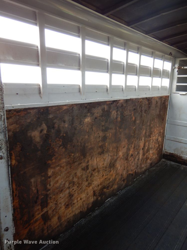 image for item DH6633 2001 Titan Classic livestock trailer