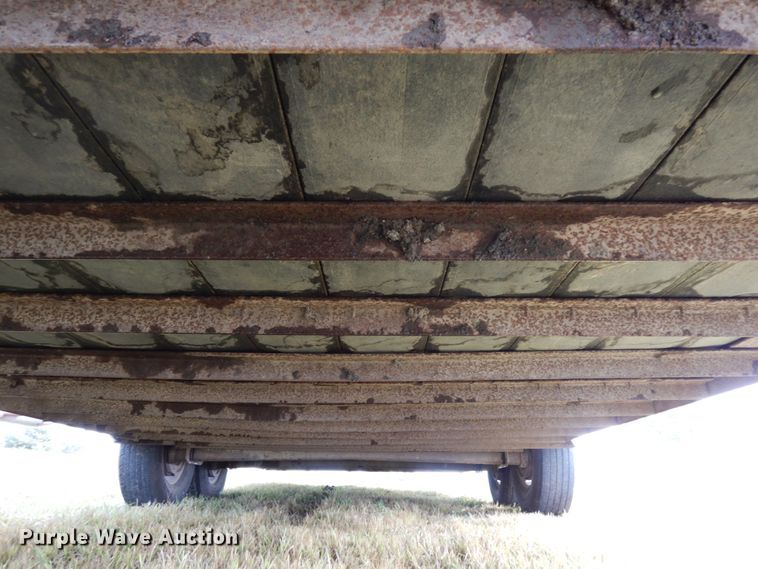 image for item DH6633 2001 Titan Classic livestock trailer