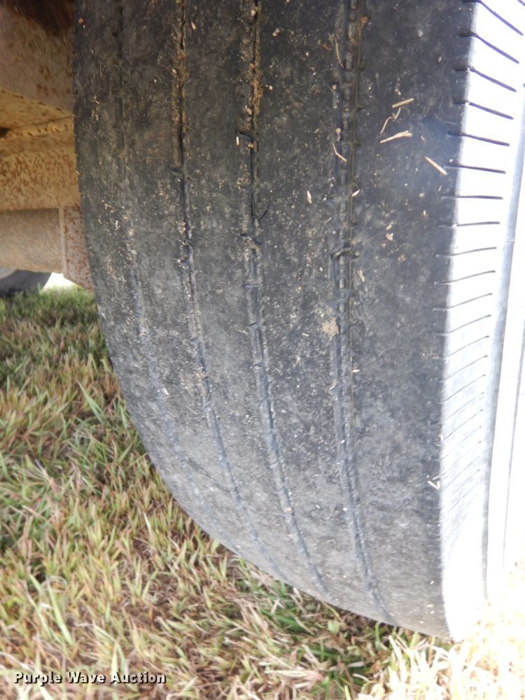 image for item DH6633 2001 Titan Classic livestock trailer