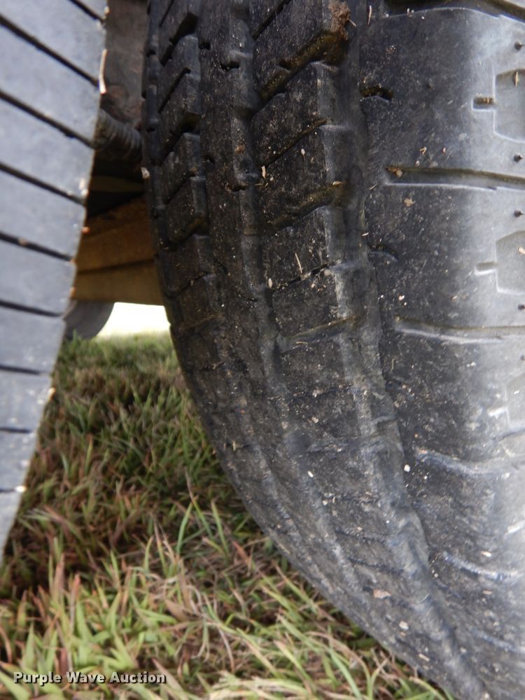 image for item DH6633 2001 Titan Classic livestock trailer