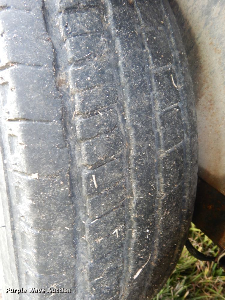 image for item DH6633 2001 Titan Classic livestock trailer