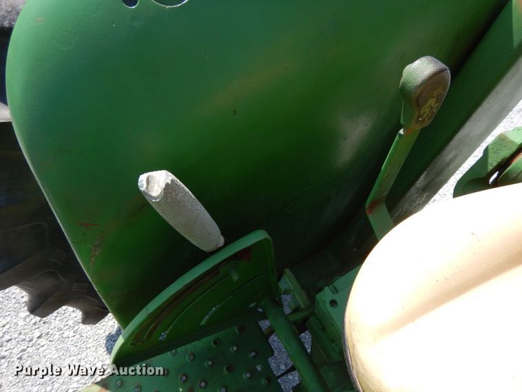 image for item DH6652 1983 John Deere 2150  tractor