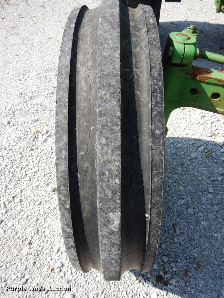 image for item DH6652 1983 John Deere 2150  tractor