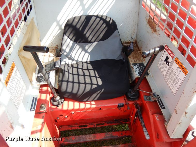 image for item DH6653 Gehl 3310  skid steer loader