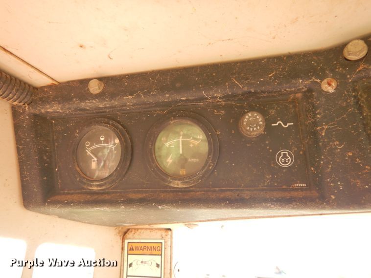 image for item DH6653 Gehl 3310  skid steer loader