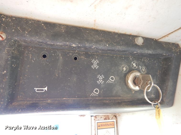 image for item DH6653 Gehl 3310  skid steer loader