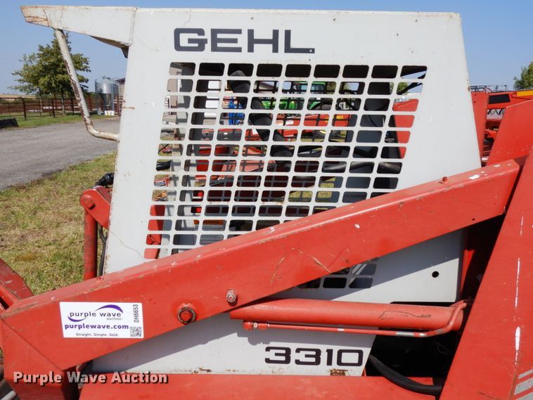 image for item DH6653 Gehl 3310  skid steer loader