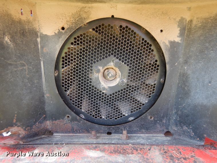 image for item DH6653 Gehl 3310  skid steer loader