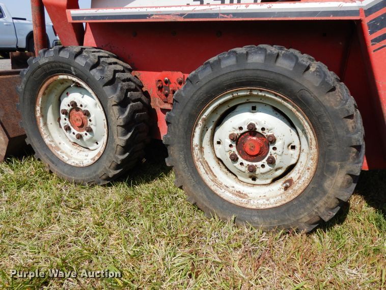 image for item DH6653 Gehl 3310  skid steer loader