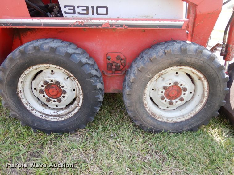 image for item DH6653 Gehl 3310  skid steer loader