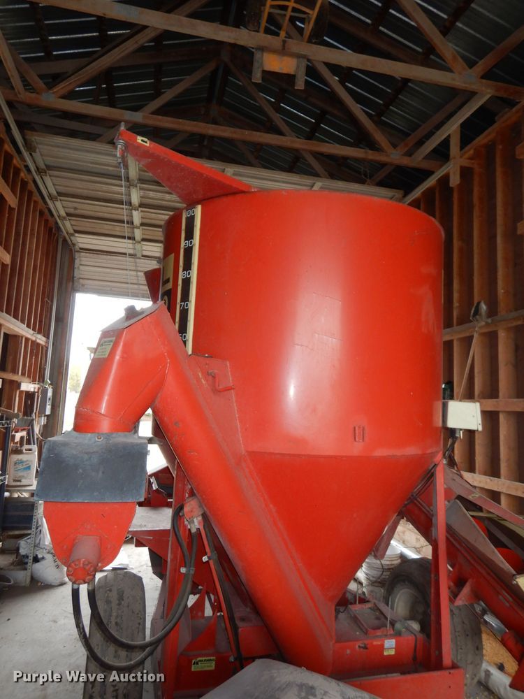 image for item DJ6827 Gehl 100  feed grinder/mixer