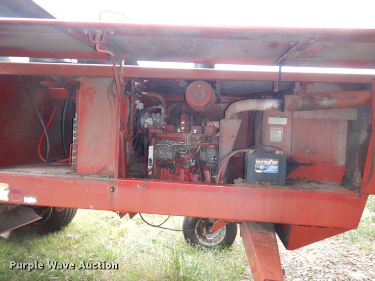 image for item DJ6828 International 8840  windrower