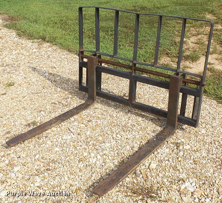 image for item EP9915 2005 Mahindra 2810  MFWD tractor