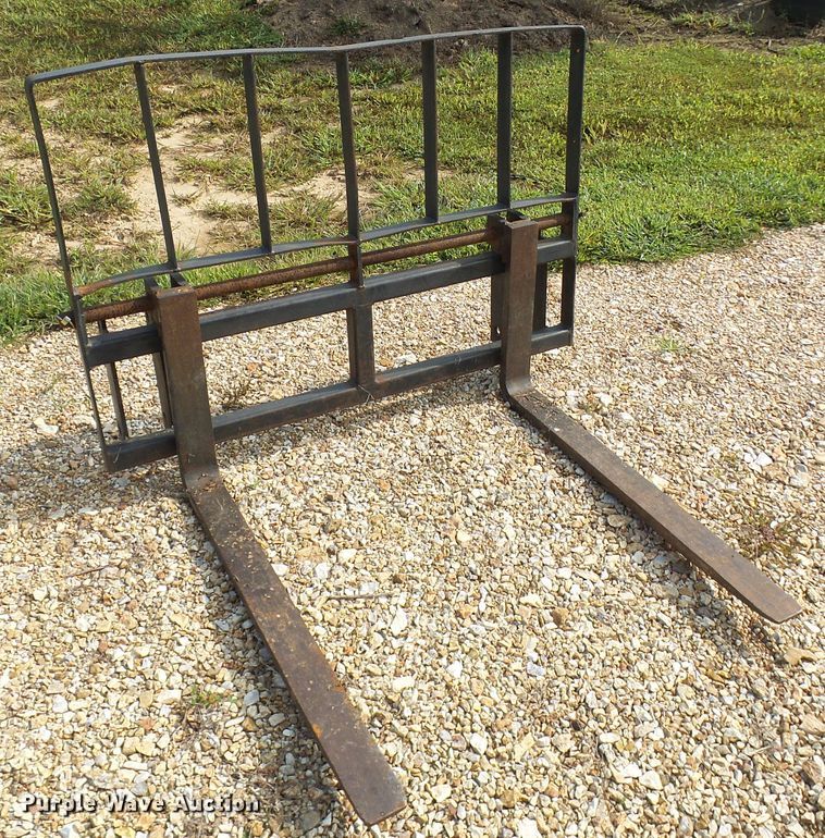 image for item EP9915 2005 Mahindra 2810  MFWD tractor