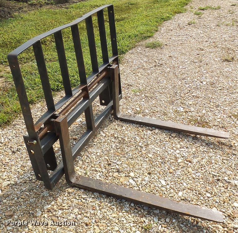 image for item EP9915 2005 Mahindra 2810  MFWD tractor