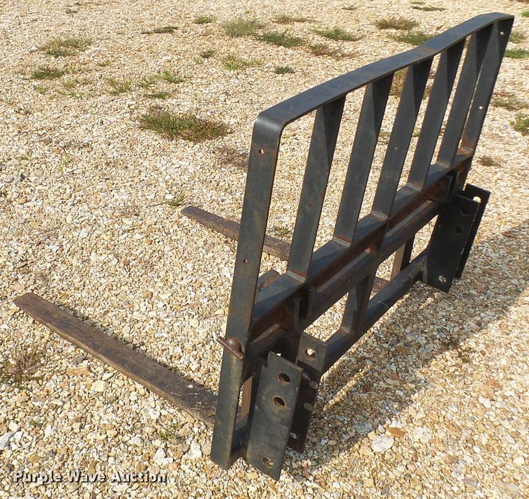 image for item EP9915 2005 Mahindra 2810  MFWD tractor