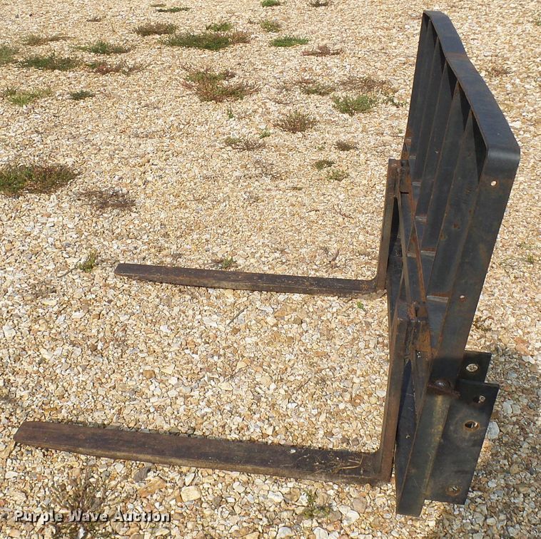 image for item EP9915 2005 Mahindra 2810  MFWD tractor