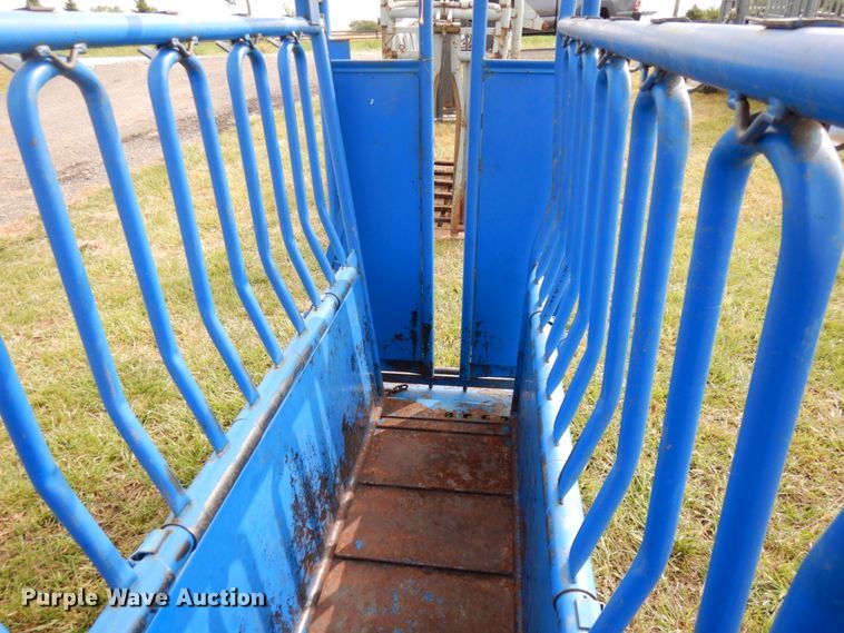 image for item GQ9760 2016 Priefert PRD-01102089 livestock chute