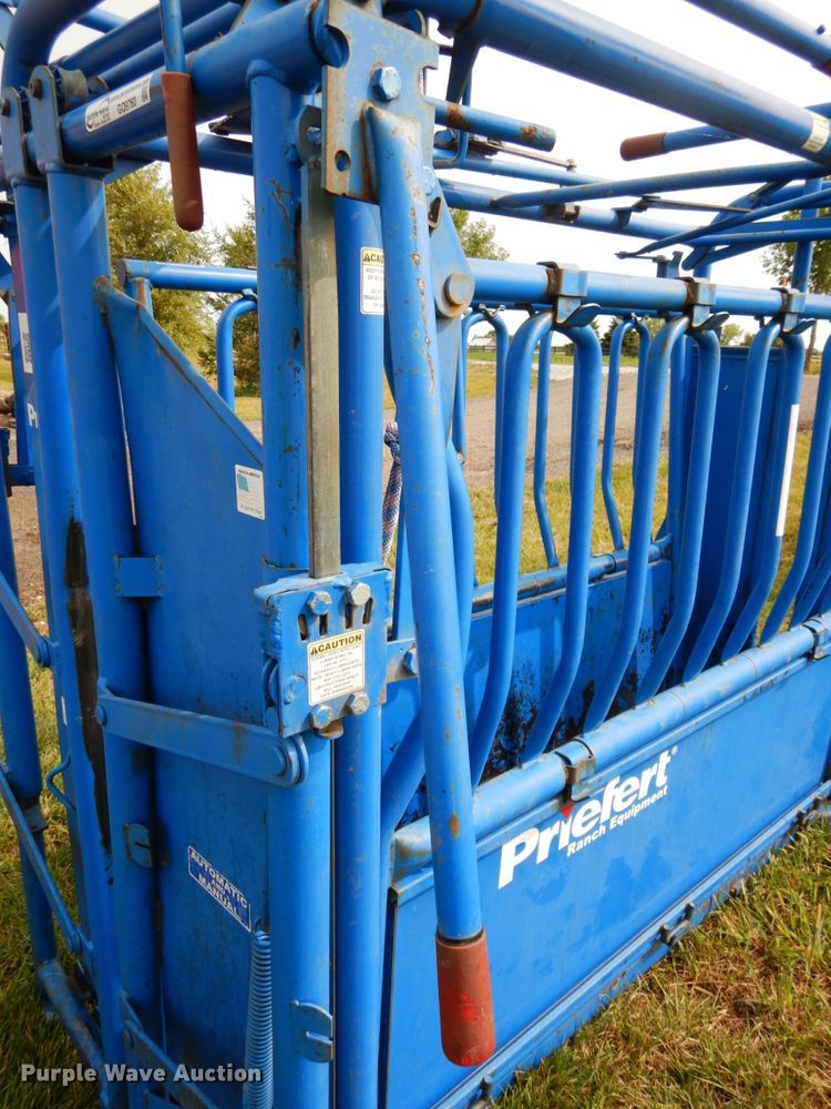 image for item GQ9760 2016 Priefert PRD-01102089 livestock chute