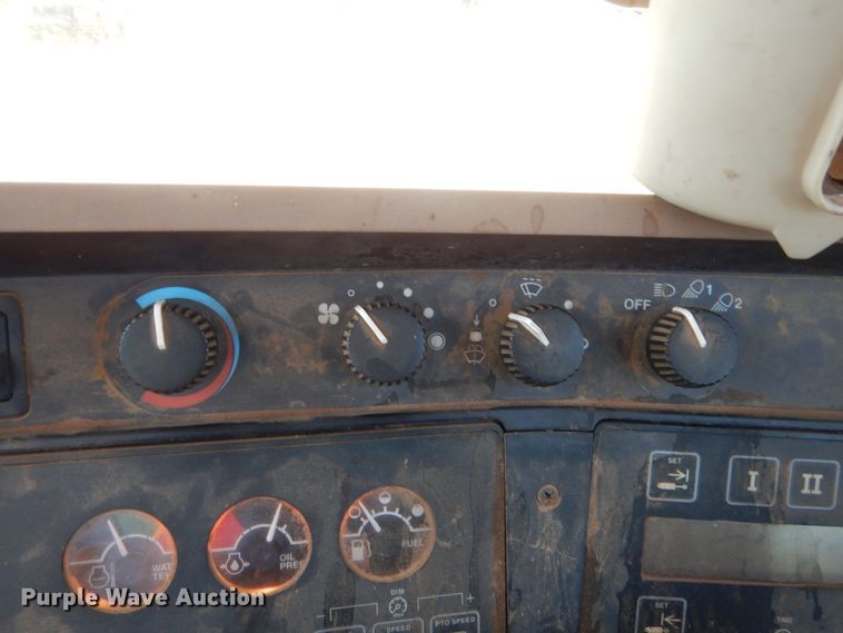 image for item HB9366 1997 John Deere 8100  MFWD tractor