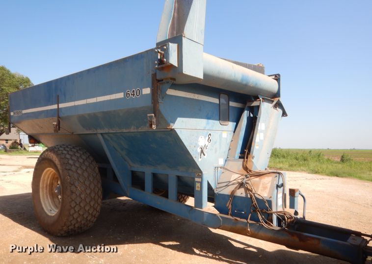 image for item HB9367 Kinze 640 grain cart