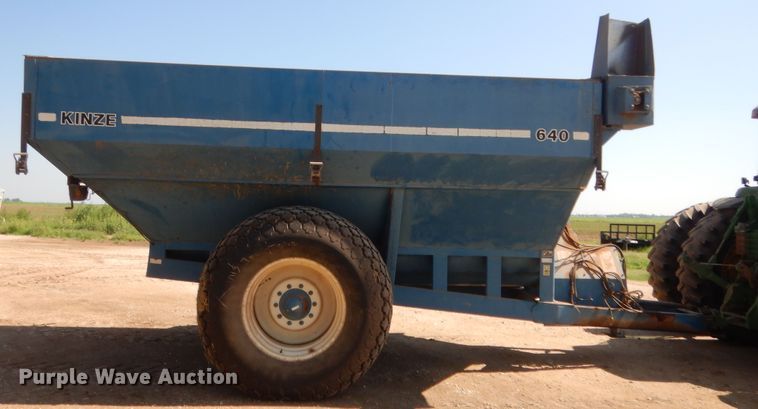 image for item HB9367 Kinze 640 grain cart