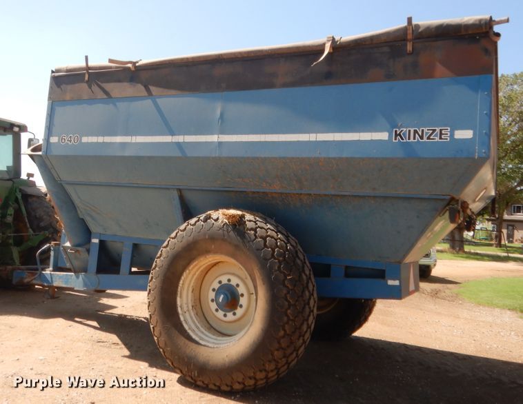 image for item HB9367 Kinze 640 grain cart