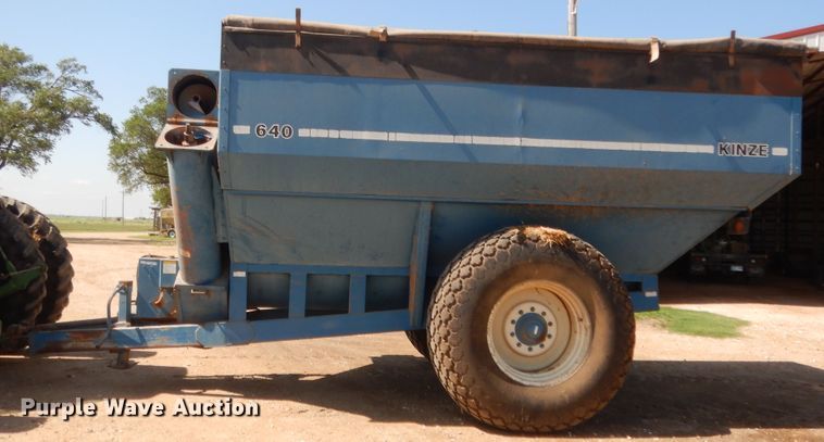 image for item HB9367 Kinze 640 grain cart