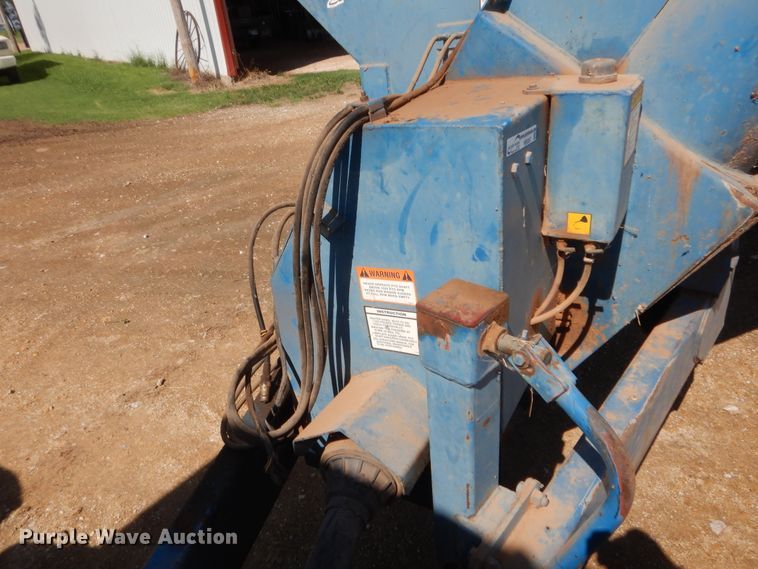 image for item HB9367 Kinze 640 grain cart