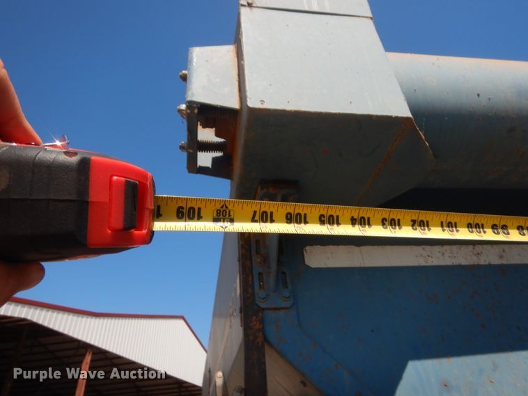 image for item HB9367 Kinze 640 grain cart